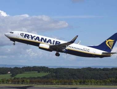 «Εξωπραγματική» απογείωση Boeing 737-800 της Ryanair με ισχυρότατο πλάγιο άνεμο